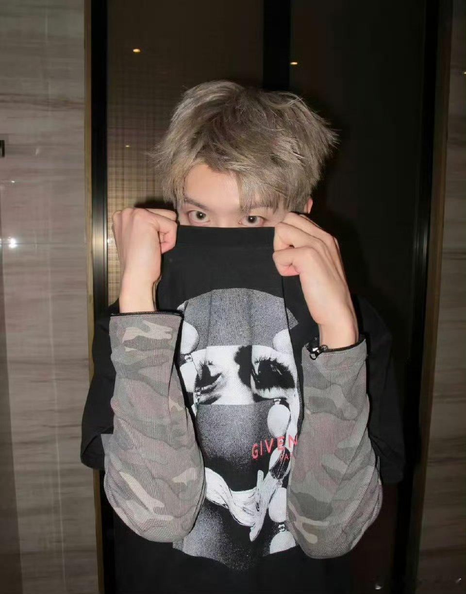 范丞丞一拍照就爱挡脸终于懂范丞丞少更自拍的因，天生就爱拍照时挡住脸蛋，长这么帅还