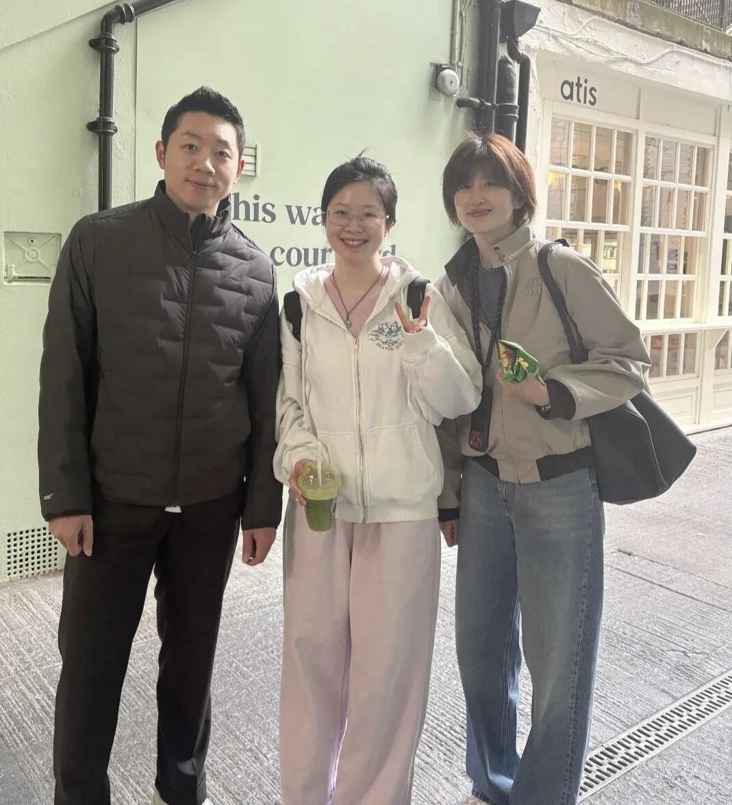 许昕、姚彦俩夫妻儿女双全，平常又很恩爱，这是般配的一对夫妻。姚彦温婉大方，气质超