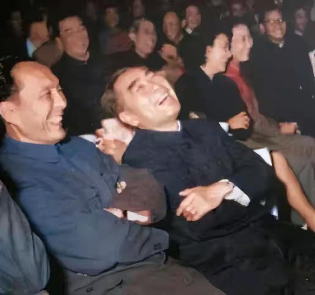 每次看到周总理开怀大笑的真实瞬间！心情澎湃！重温伟人的风采！纪念周总理诞辰127