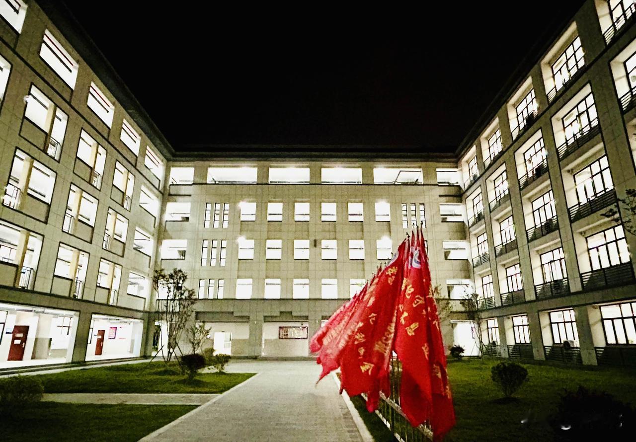 夜学—高中晚自习（随手拍）。夜晚上班，为学生辅导功课，一切按部就班、周而复始，我