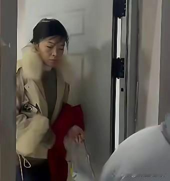 吃完饽饽眼神儿都清澈了……
以前那嚣张跋扈的样子不见了……
以前就说过她，她就是