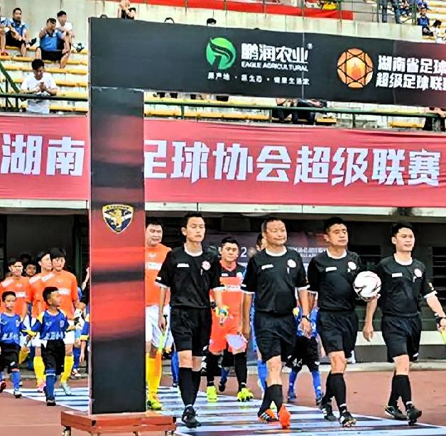：
 
1. 点燃全民足球热情，扩大参与基础：湘超面向全省足球爱好者开放，参赛群