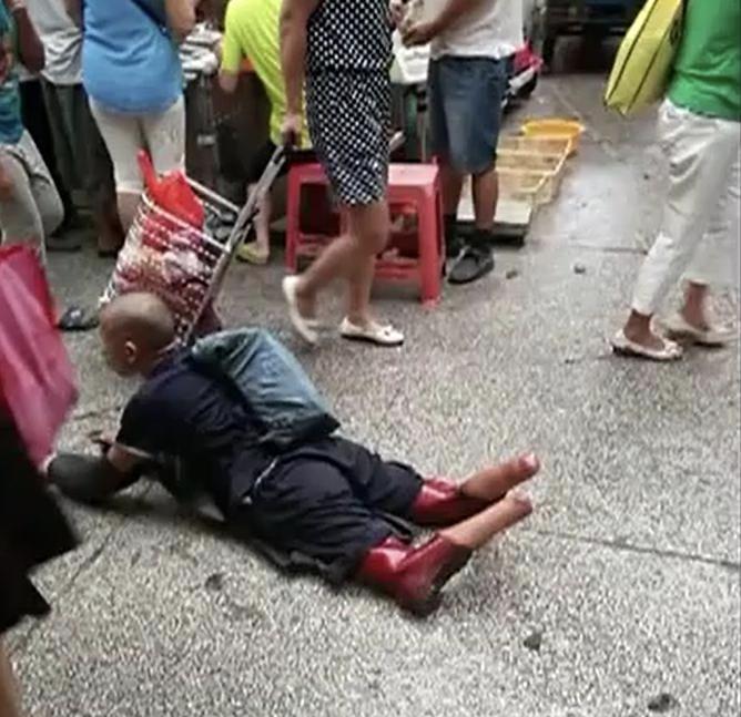 “造化弄人！”2016 年广州街头，一对夫妻出门买菜，意外撞见一名双腿遭截断的乞