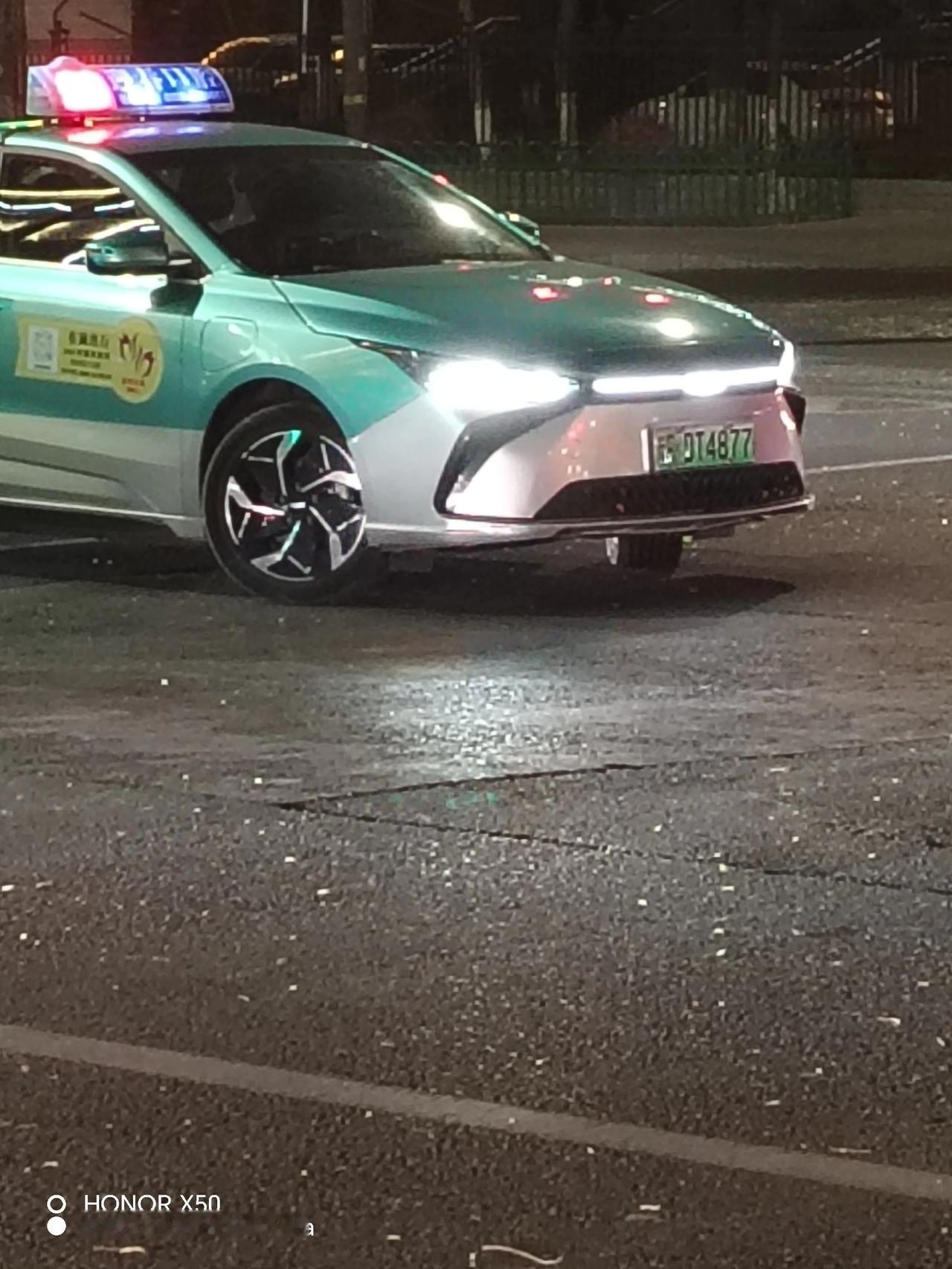 请问，这辆车哪里出问题了？😂