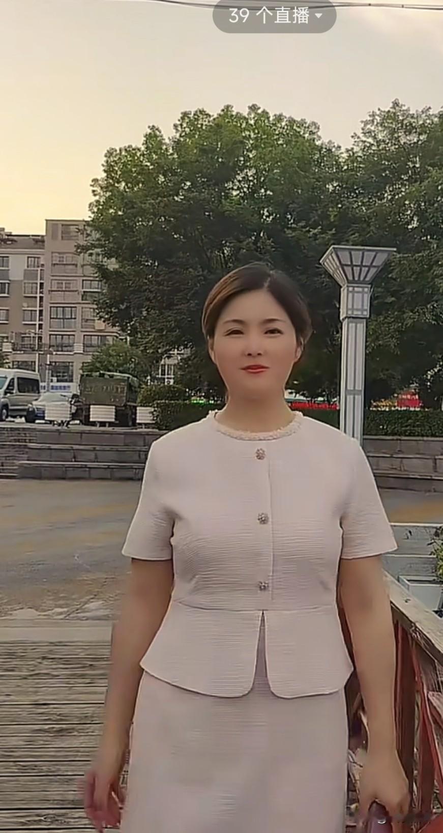 卷毛频繁晒与新女友的亲密照，我刷到的时候第一反应不是羡慕，是别扭。那些拥抱和亲吻