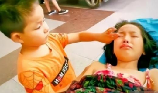 2017年，7岁小男孩独自推11岁姐姐去医院，医生问其父母，男孩低头眼泪夺眶而出