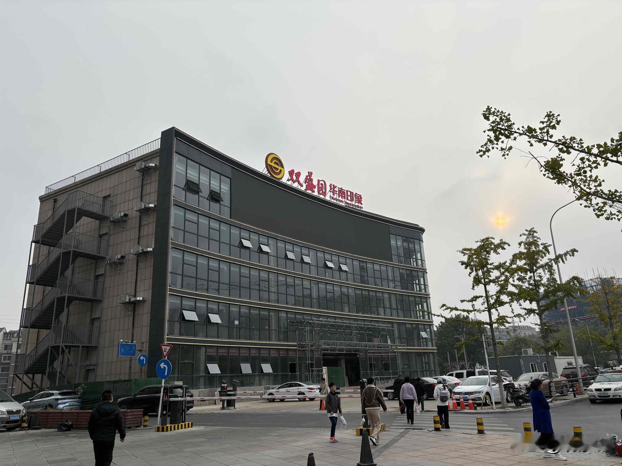 各位朋友，猜一下
双盛园·华南印象
开在我国哪个城市？
[呲牙][呲牙]
A.上