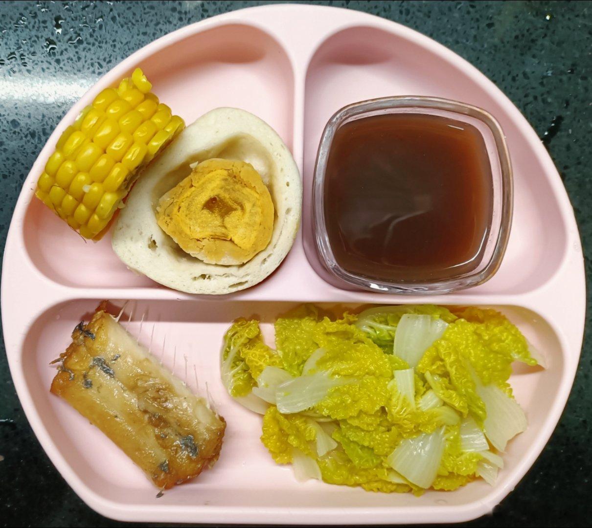 #糖糖的饭饭##这个问题吃什么# 昨天午餐：胡萝卜木耳猪肉鲜虾水饺；晚餐：玉米，