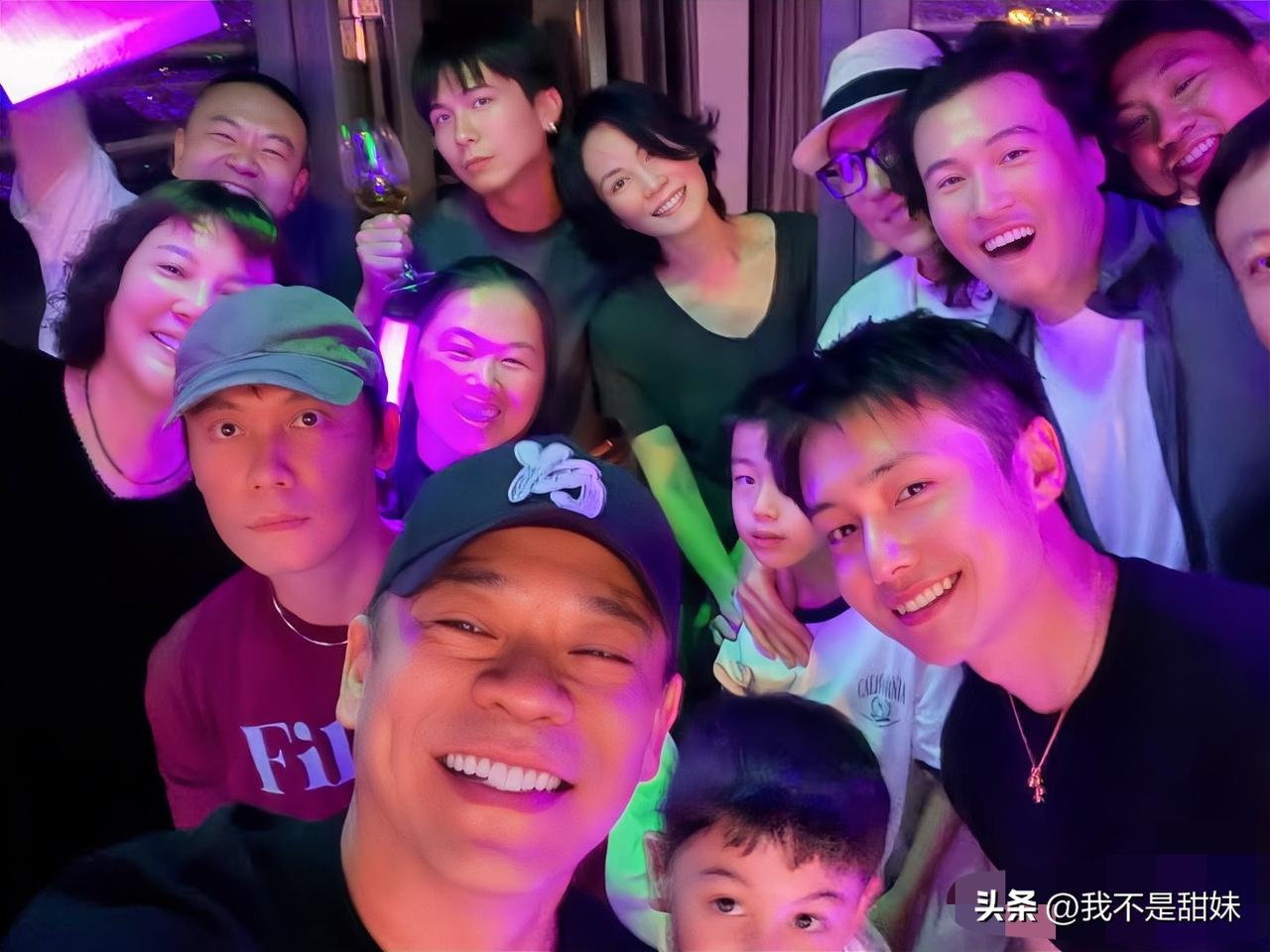 ryan真的是形影不离！
王菲靠在了他的肩上 ！
微博时期他们总互动，她的骨灰级
