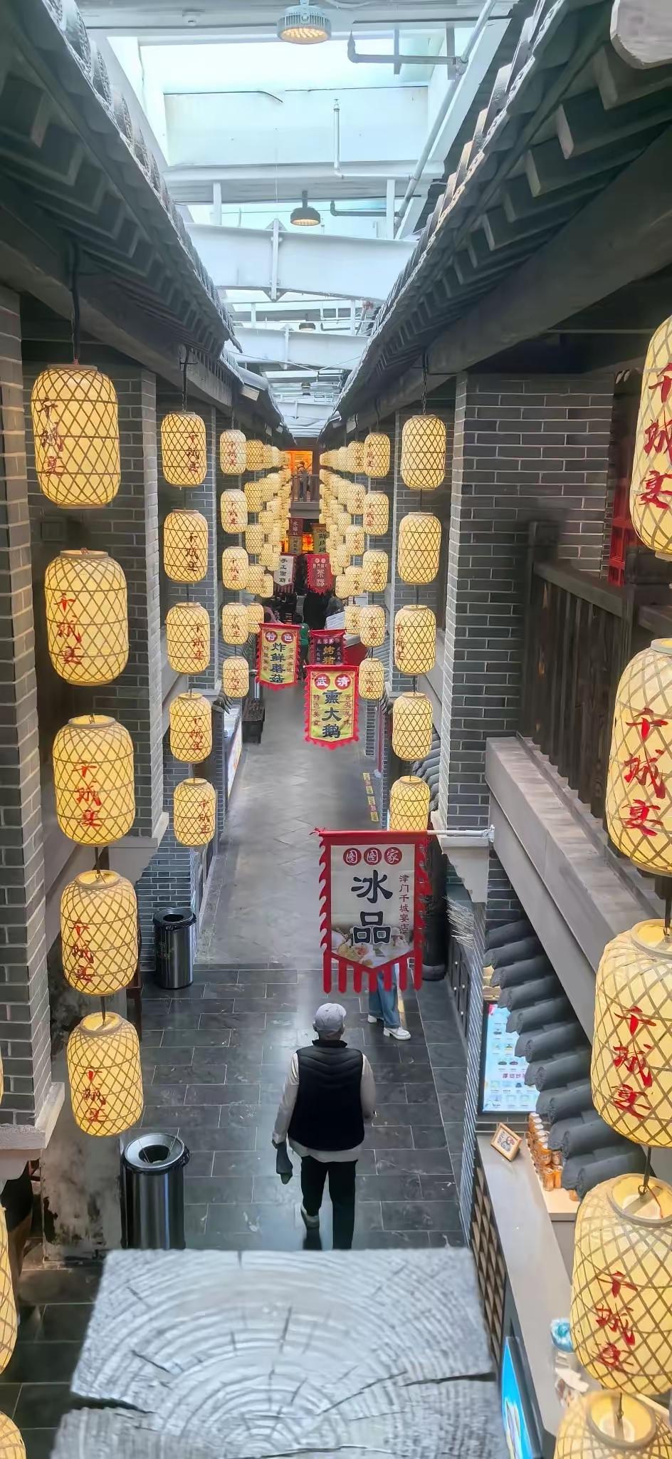 再不改变就没人去古镇了。去古镇的青年男女，有几个喜欢戏曲的？戏台下边早没人了。那