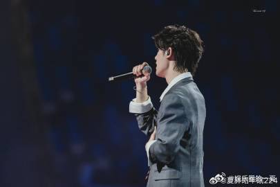 丁程鑫吟唱感染力丁程鑫芥首舞台 丁程鑫踢开纸页那刻的眼神太绝了！紧接着极具张力的