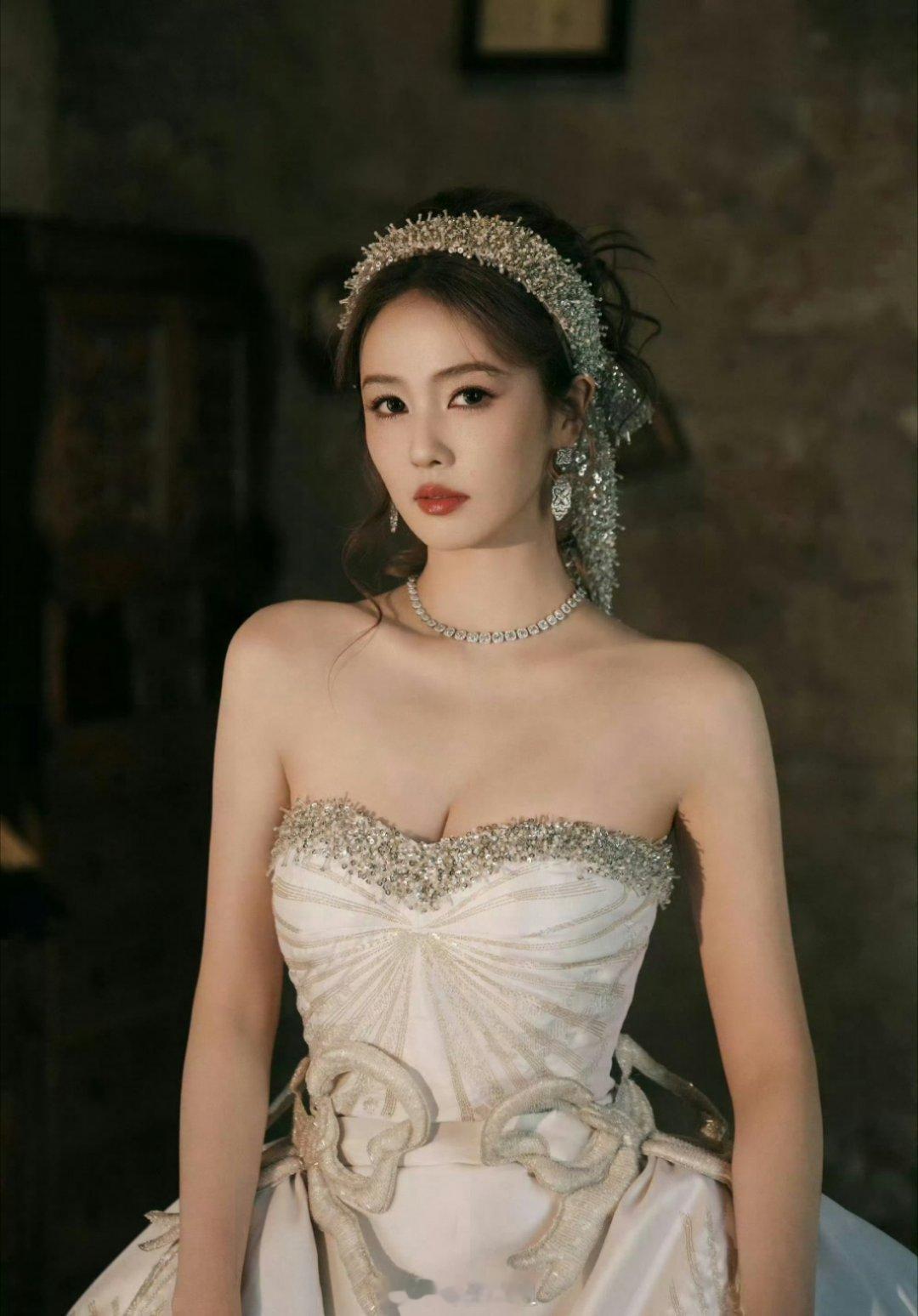 网友热议现在的内娱抖后是不是就是白鹿、赵露思、鞠婧祎、卢昱晓，这四位在某音平台的