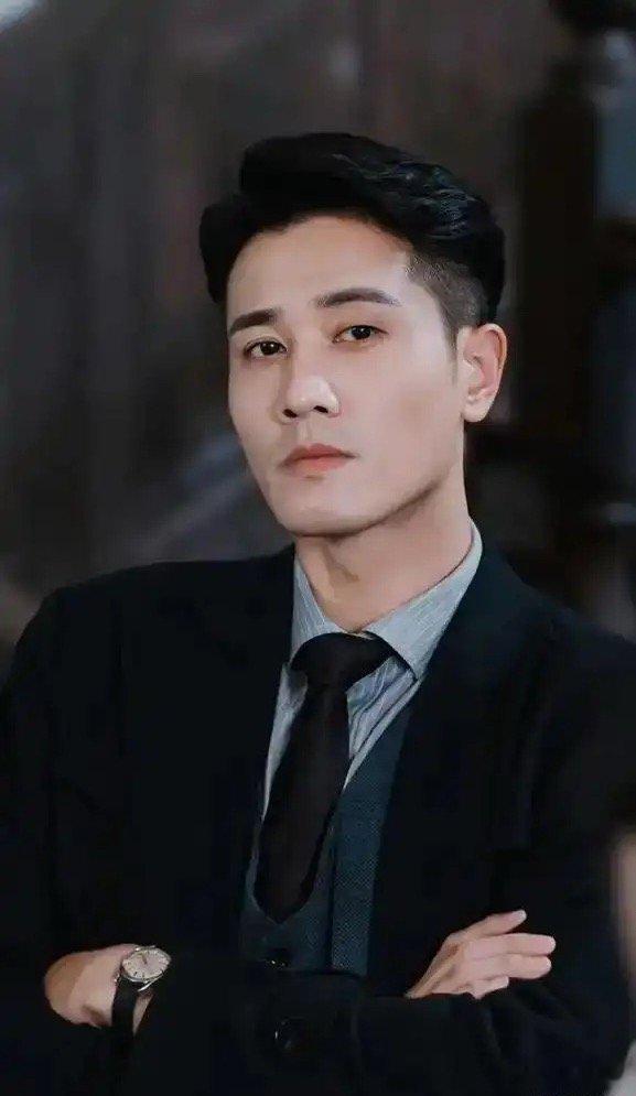 在一众演艺圈艺人里，彭冠英实在让人捉摸不透，外形出众、演艺事业稳步发展，可面对个