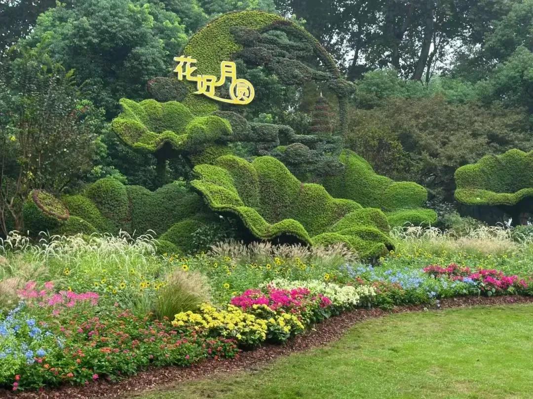 #上联：花开富贵千家喜，请出下联？#
[玫瑰][福][送自己一朵花]
下联:凤舞