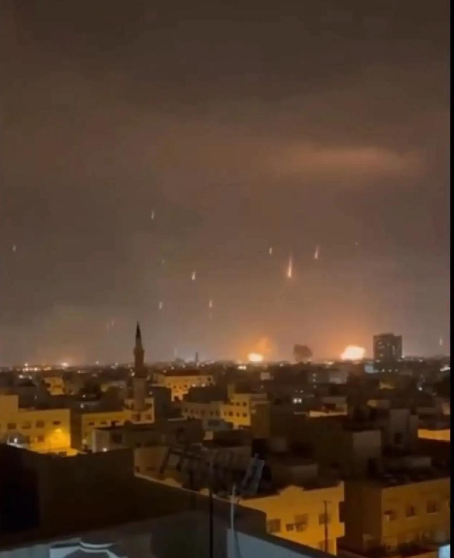 伊朗现在对特拉维夫的攻击就像之前以色列对加沙地区那样的轰炸，伊朗的炮火在特拉维夫