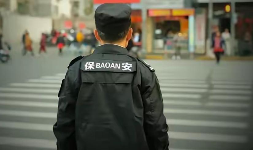 别动不动就指责保安工作不卖力气了，一个月两千块钱的工资，你却想让他们干出上万工资