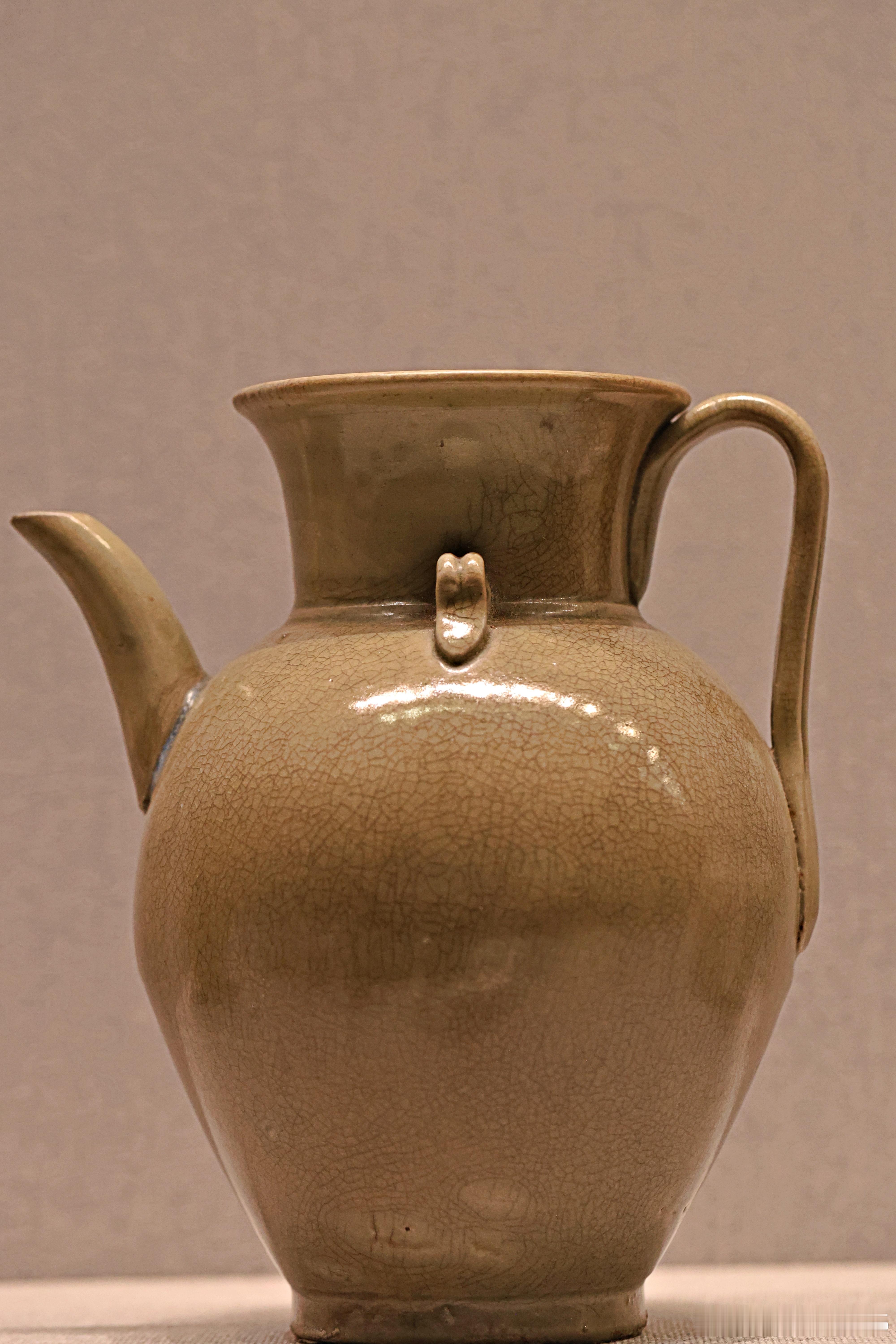 越窑青釉双系执壶五代 （公元907-960年）故宫博物院藏执壶通高19.7cm，