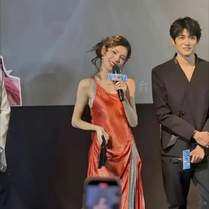张予曦身形过于消瘦，近乎脱相，干巴巴的模样令人感慨。不知这般审美，究竟被谁推崇？