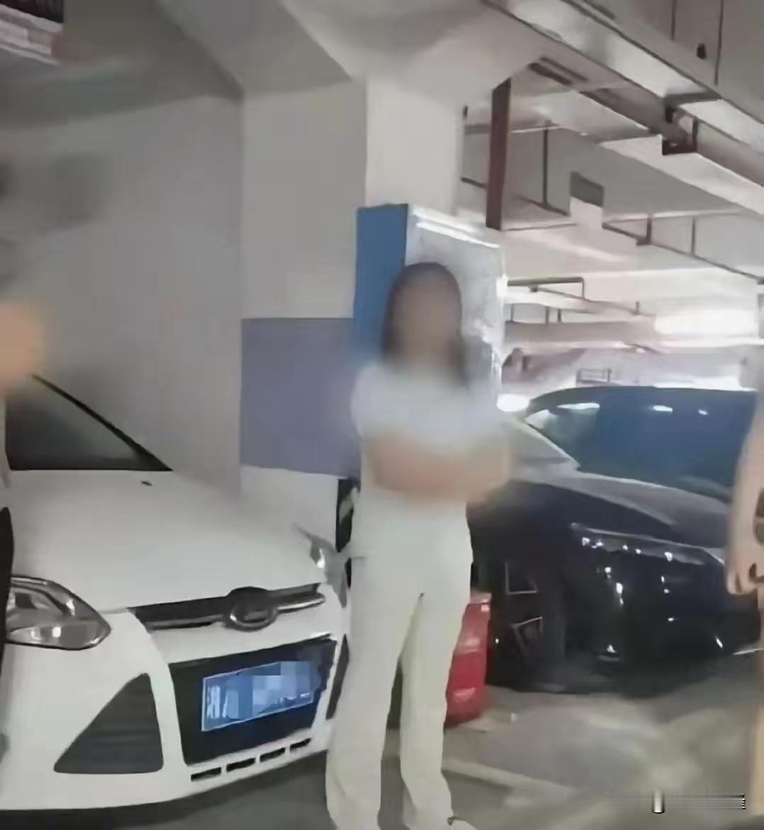 终于明白湖南女车主为什么道歉还提一大堆要求了，小区业主说出了原因。
就在闵先生发