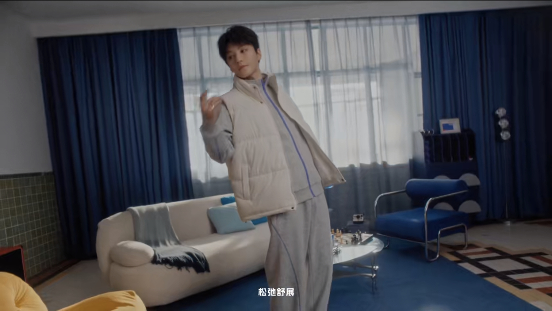 回力品牌代言人王俊凯穿回力没压力  以经典为底色，焕新日常穿搭表达。自在切换不同