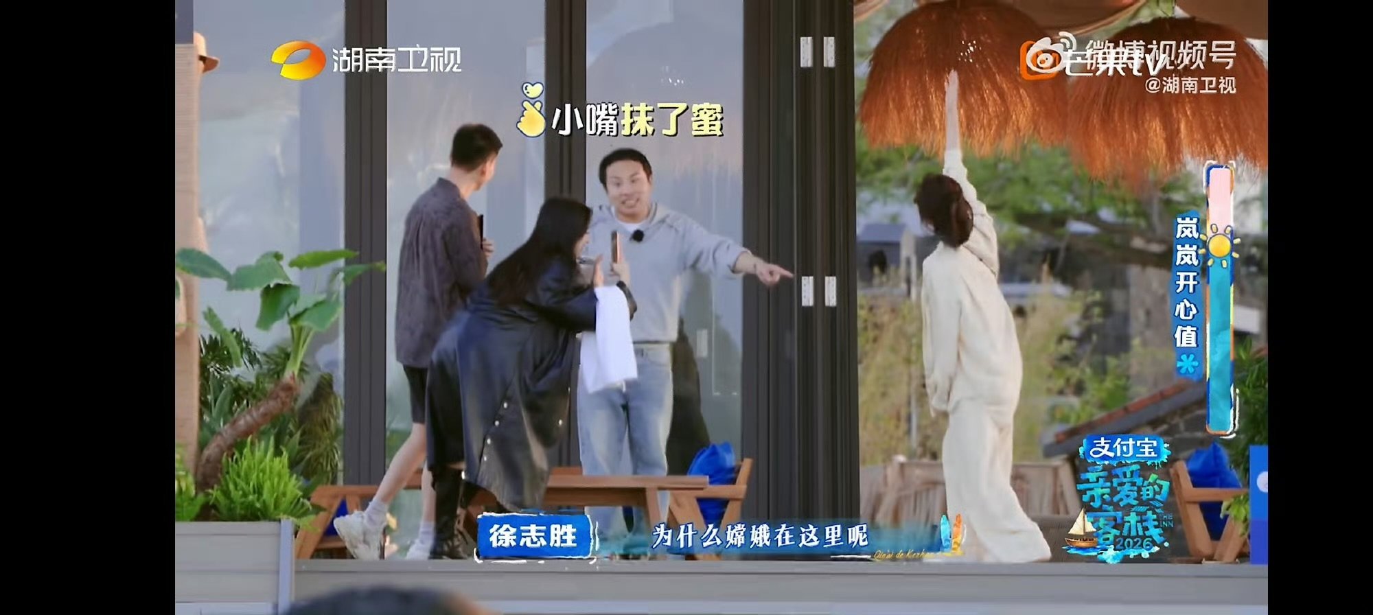 沈月镜头下的秦岚 抓拍都这么绝！沈月真的很懂抓角度，把秦岚的温柔气质展现得淋漓尽