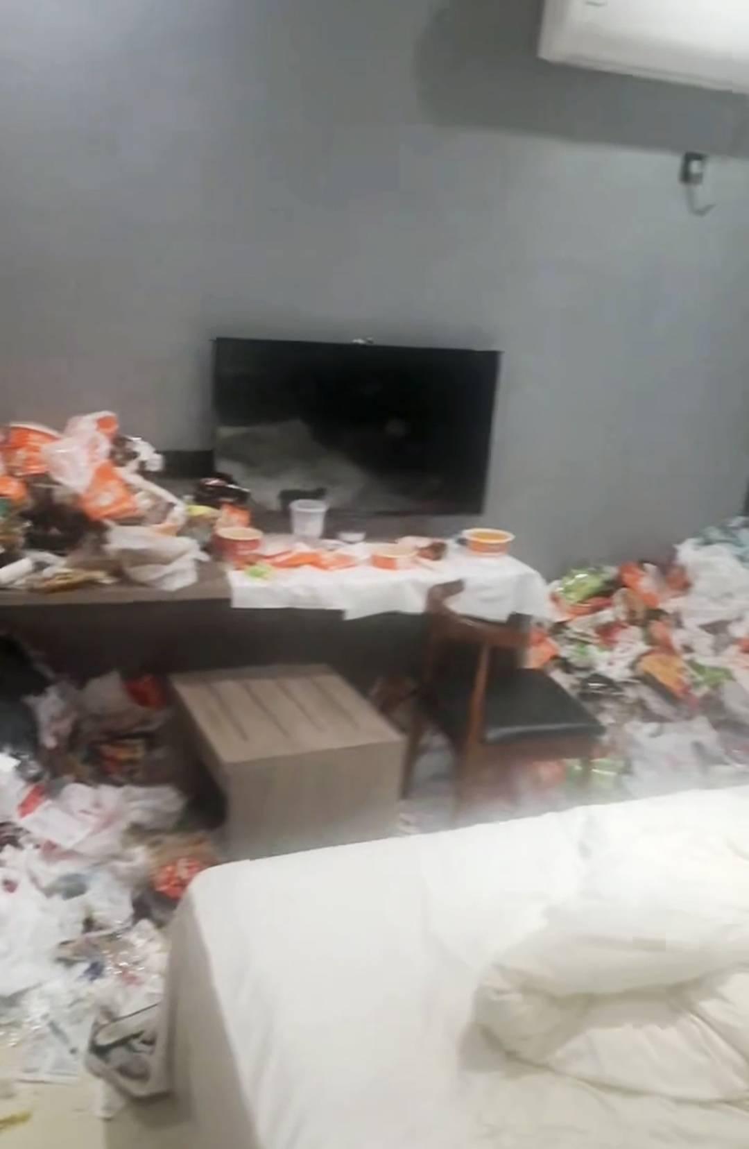 在四川成都，一对00后小情侣为了每天都能腻在一起，干脆跑到酒店长期同居。二人世界