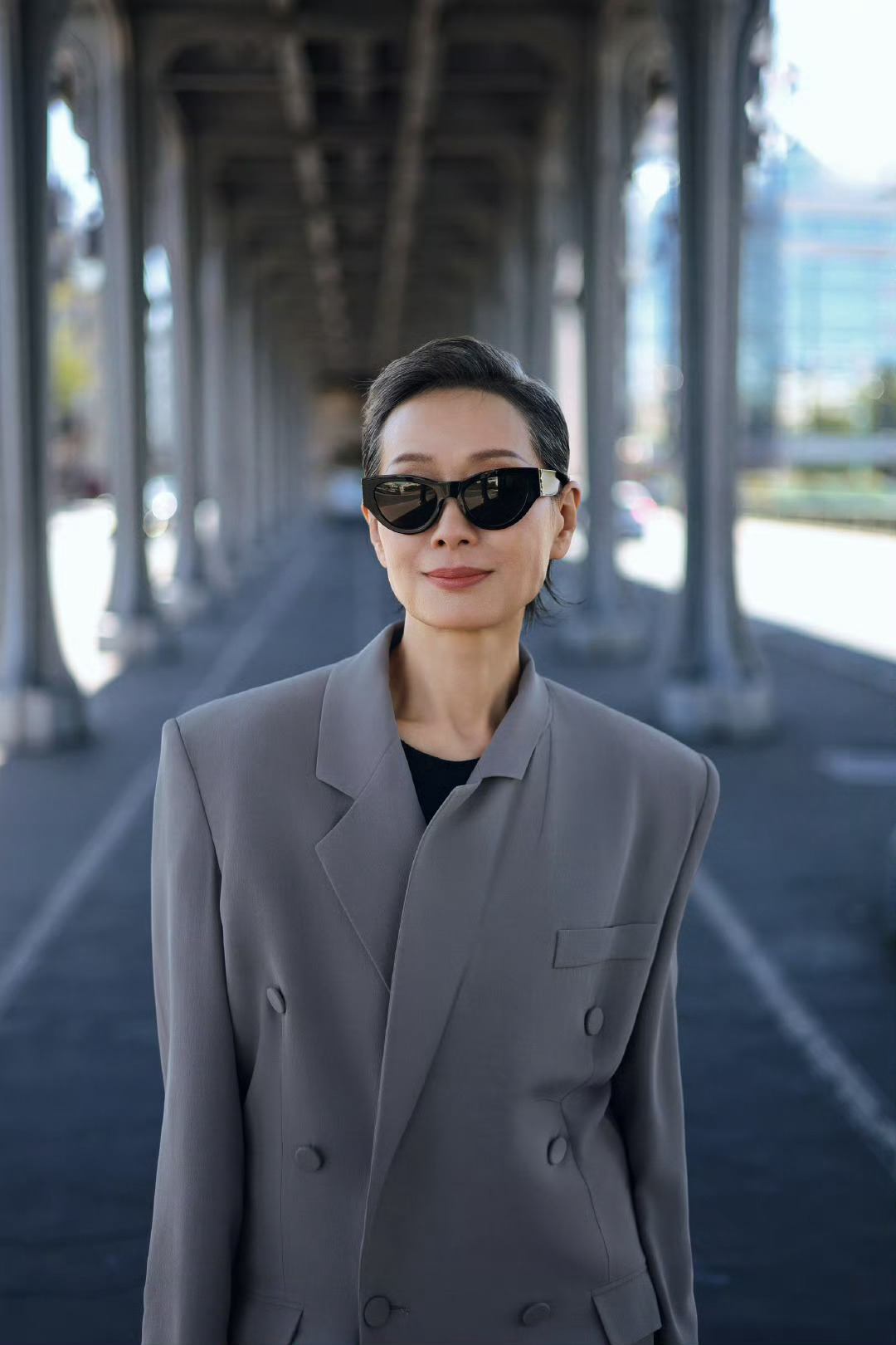 叶童老师在巴黎，这件来自Saint Laurent 男装的灰色西装正好适合叶老师