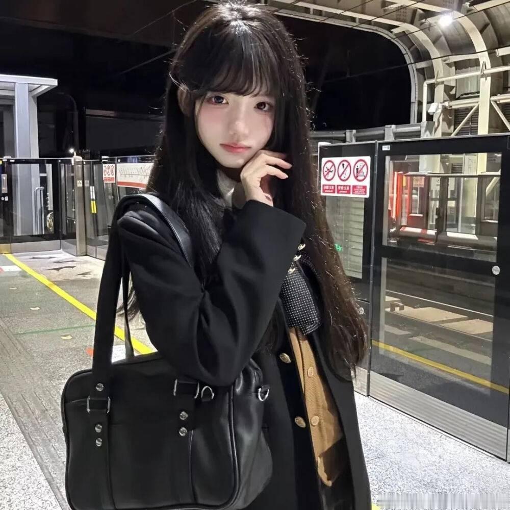 把节奏放慢，生活是，爱也是。  