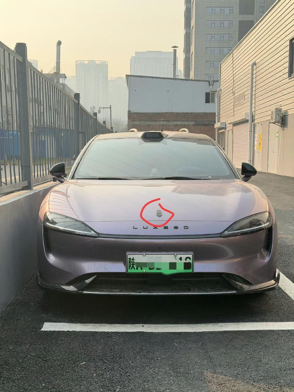 智界车标和文字共存时，还是喜欢文字的标！智界这个标志太细长了，放在车上不好看，还