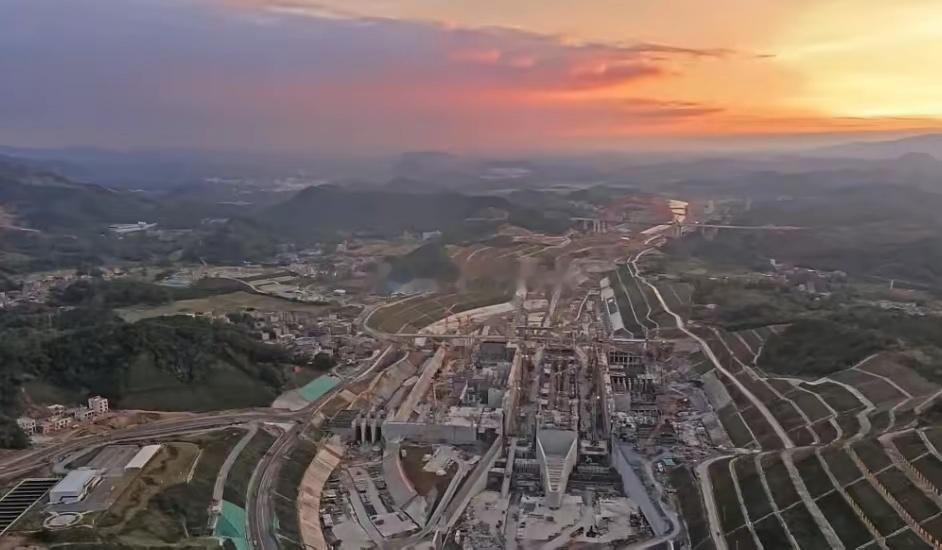 下周热门和风险题材、个股梳理：热门题材：1.消费：年底消费板块总是不会很差。上海