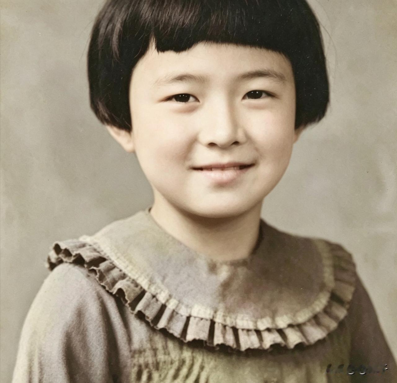 谷建芬祖籍威海，上世纪30年代初，当时民生艰难，威海一带很多人出海讨生活，谷建芬
