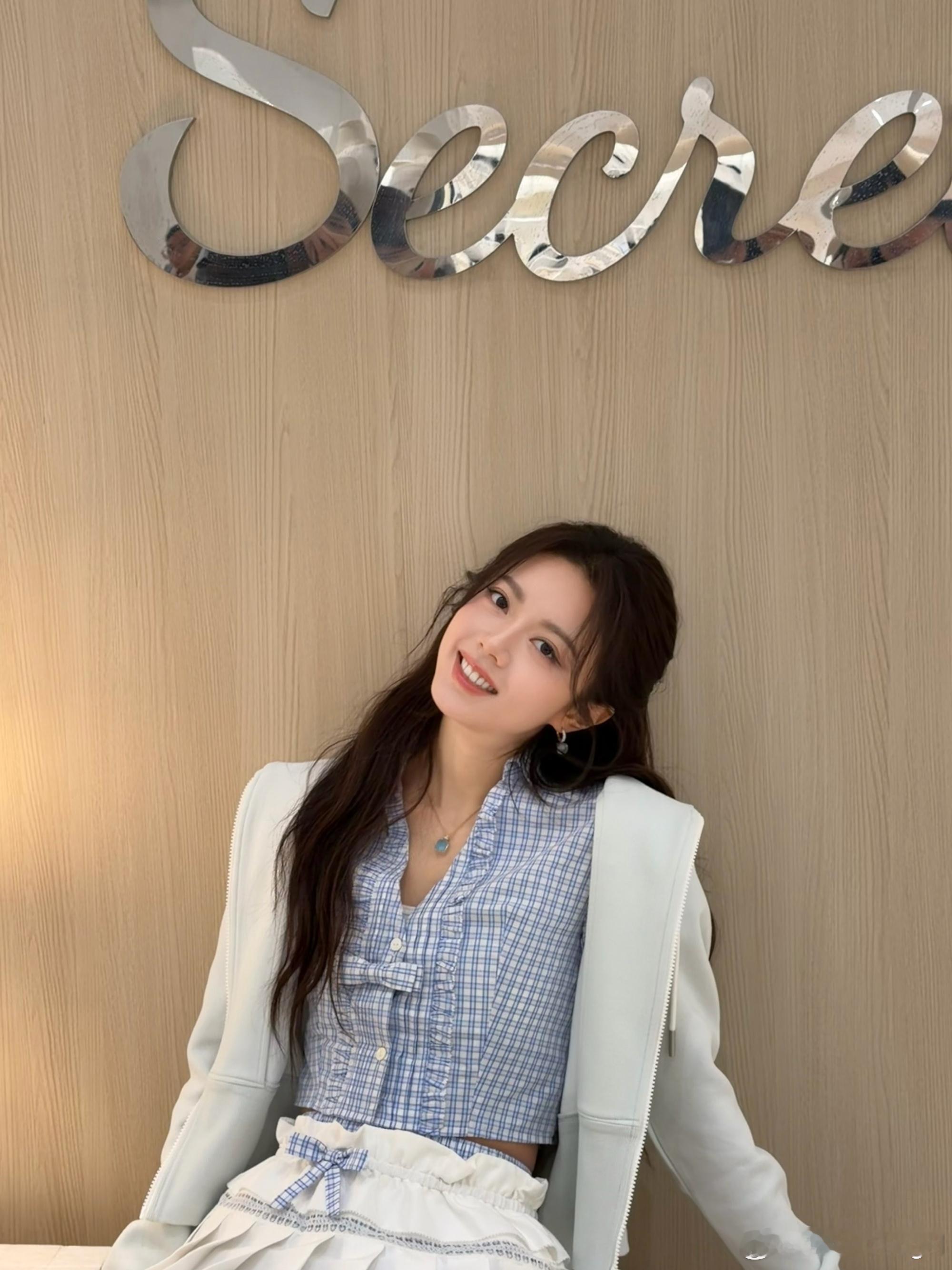 "一句话总结麦麦今年""你让我只说一句？""对""人好看、百搭、事业在飞、下半年