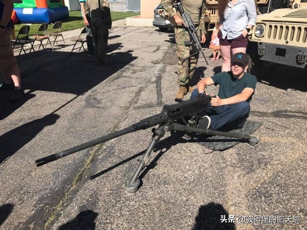 作案动机似乎就很通顺了：热爱武器的 基 佬 干掉了最爱武器的法西斯！

《纽约邮