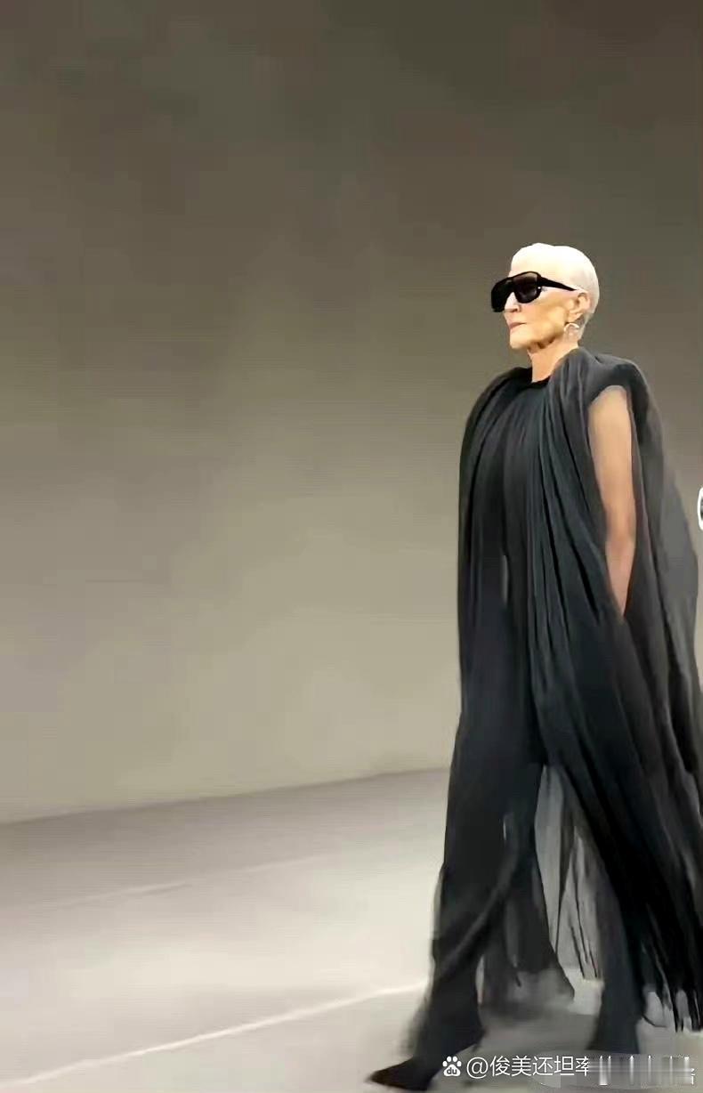 马斯克的妈妈在杭州走秀！75岁了吧，还这么有气质，优雅！她儿子有两万亿，还需要出