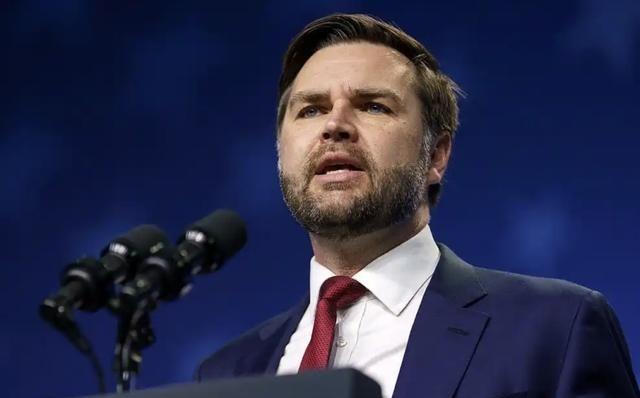 美国永远绕不开“中国制造”！美国副总统万斯，佩戴中国制造头戴显示器观摩美军，甚至