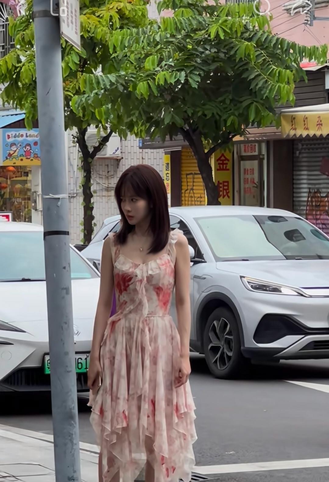 不知道这裙子是孟姐自己选的还是剧组提供的？
反正看着很廉价，看着像拼夕夕9.9包