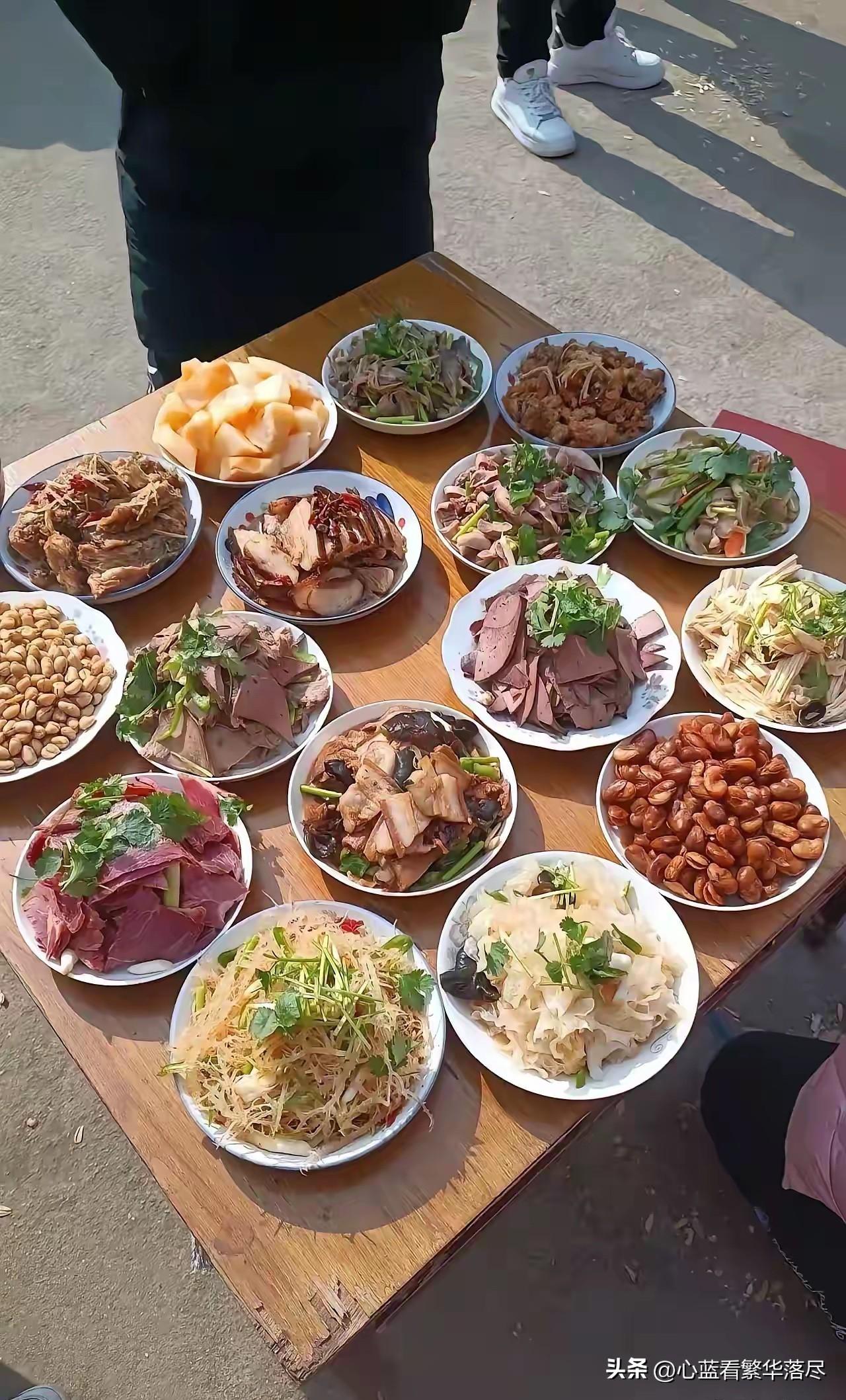 一直以为在河南的酒桌上，只有凉菜没有热菜，今天河南的一位朋友告诉我，其实酒桌上先