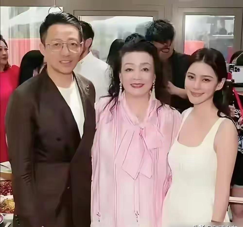 生完娃还没出月子，马筱梅先把“姓氏”这颗雷端到台面上：孩子想跟她姓马。
你说她作