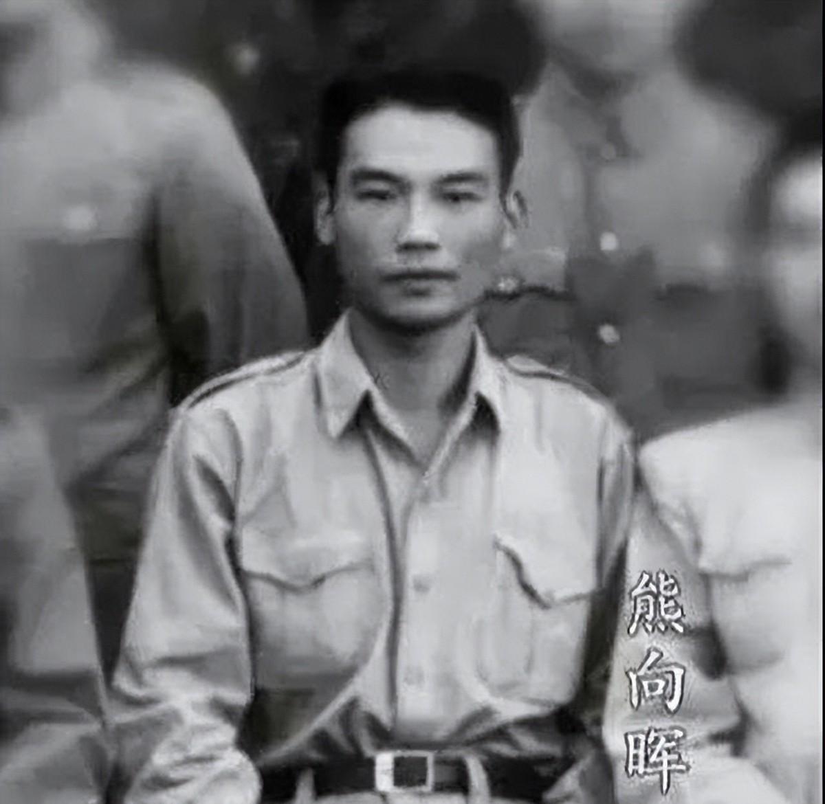 1982年熊向晖向中央请辞，荣毅仁为何亲自致信国务院总理请求中央不要批准他的辞职