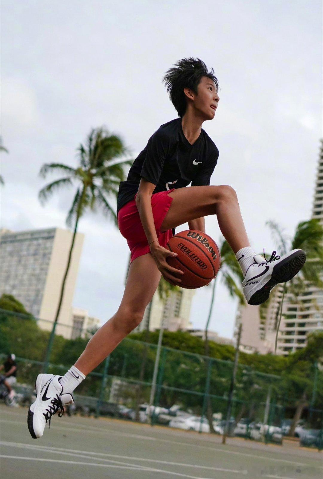 等等腿长抢镜，比例真好 