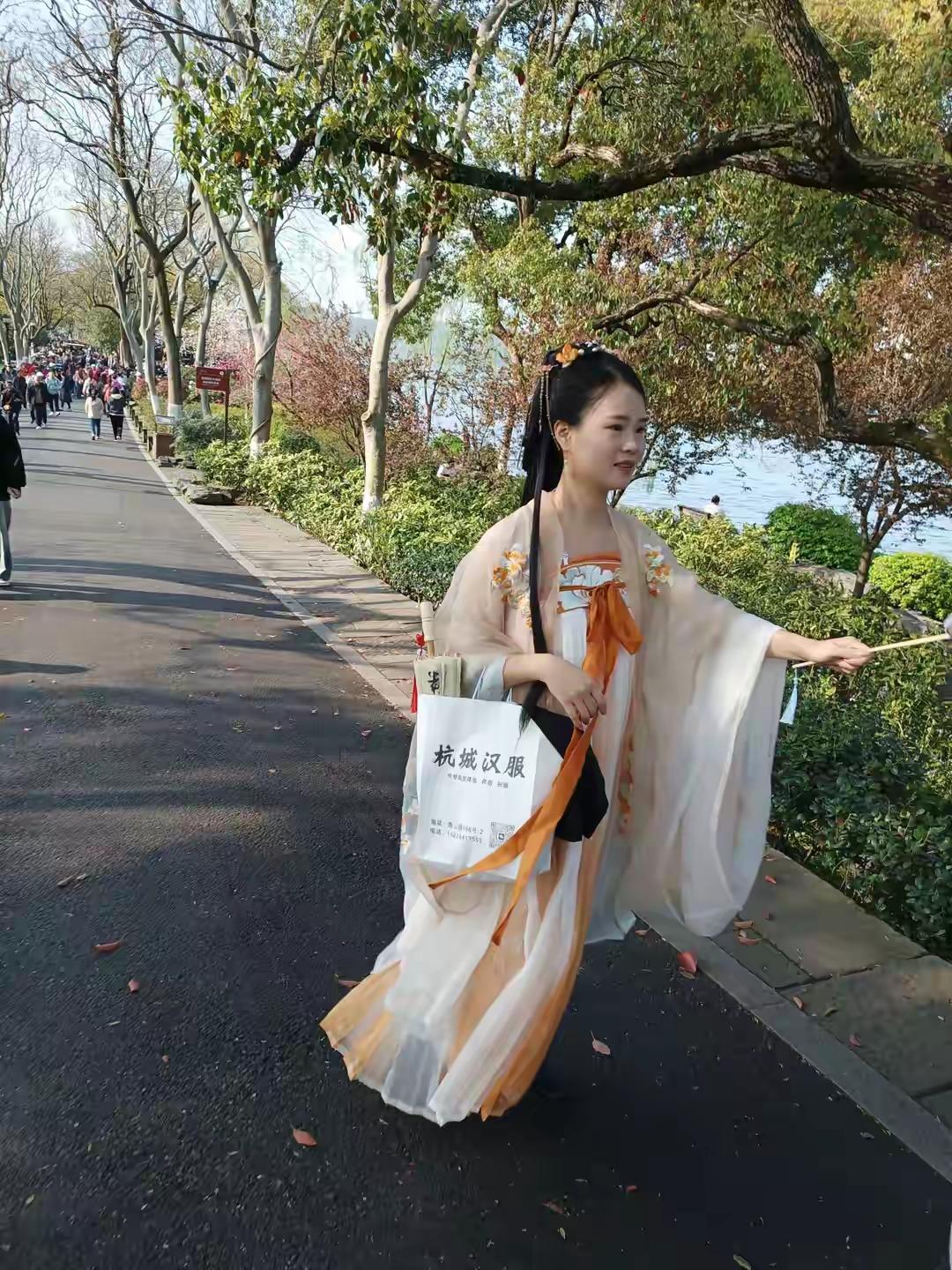 杭州最近冰冰凉凉的让人畏惧。来西湖游玩的美女穿着薄如蝉翼的汉服，咬着牙硬撑着顶着