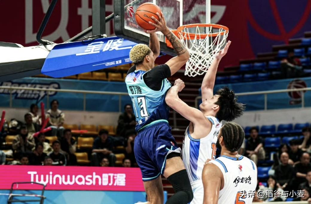 达里厄斯-贝兹利去年7月夏季联赛代表湖人出战时遭遇了右膝前十字韧带撕裂，按理说是