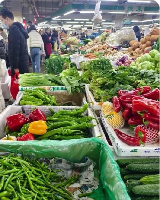 很多人都在说“蔬菜涨价是因为商家抬价，想赚黑心钱”，其实都错了。

你有没有发现