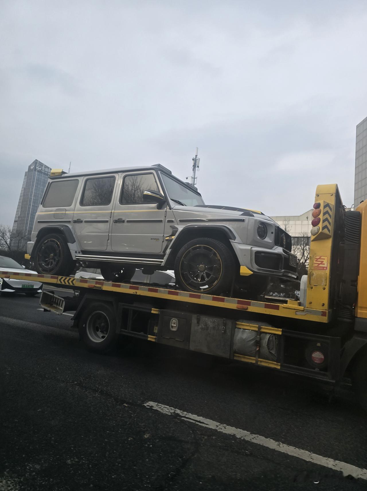 黑牌的奔驰大G你见过吗？
老改新还挺好看奔驰g大g 奔驰老改新 黑色奔驰 奔驰s