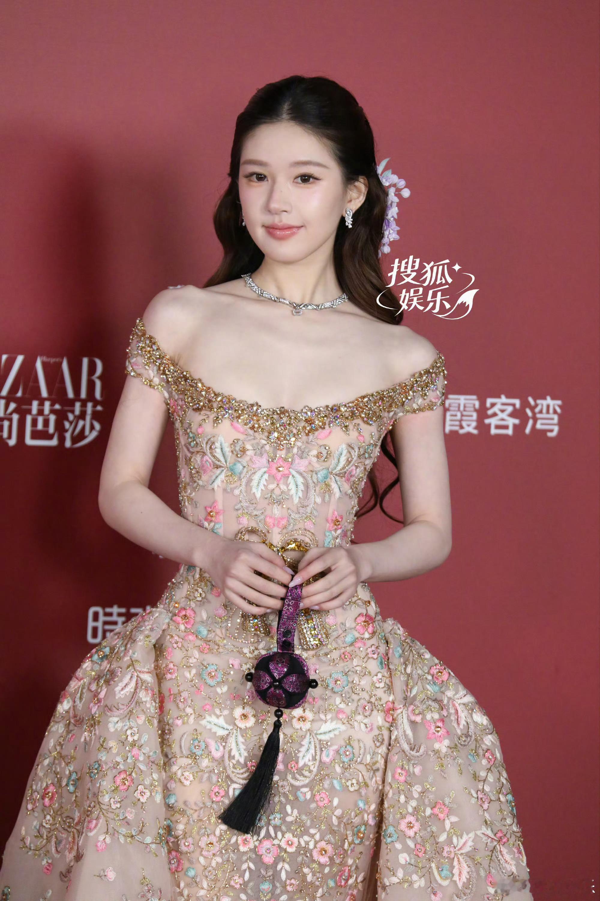 一百万买高定 主体性太强还是太弱不用等品牌的青睐，自费拿下百万高定。有人认为这是