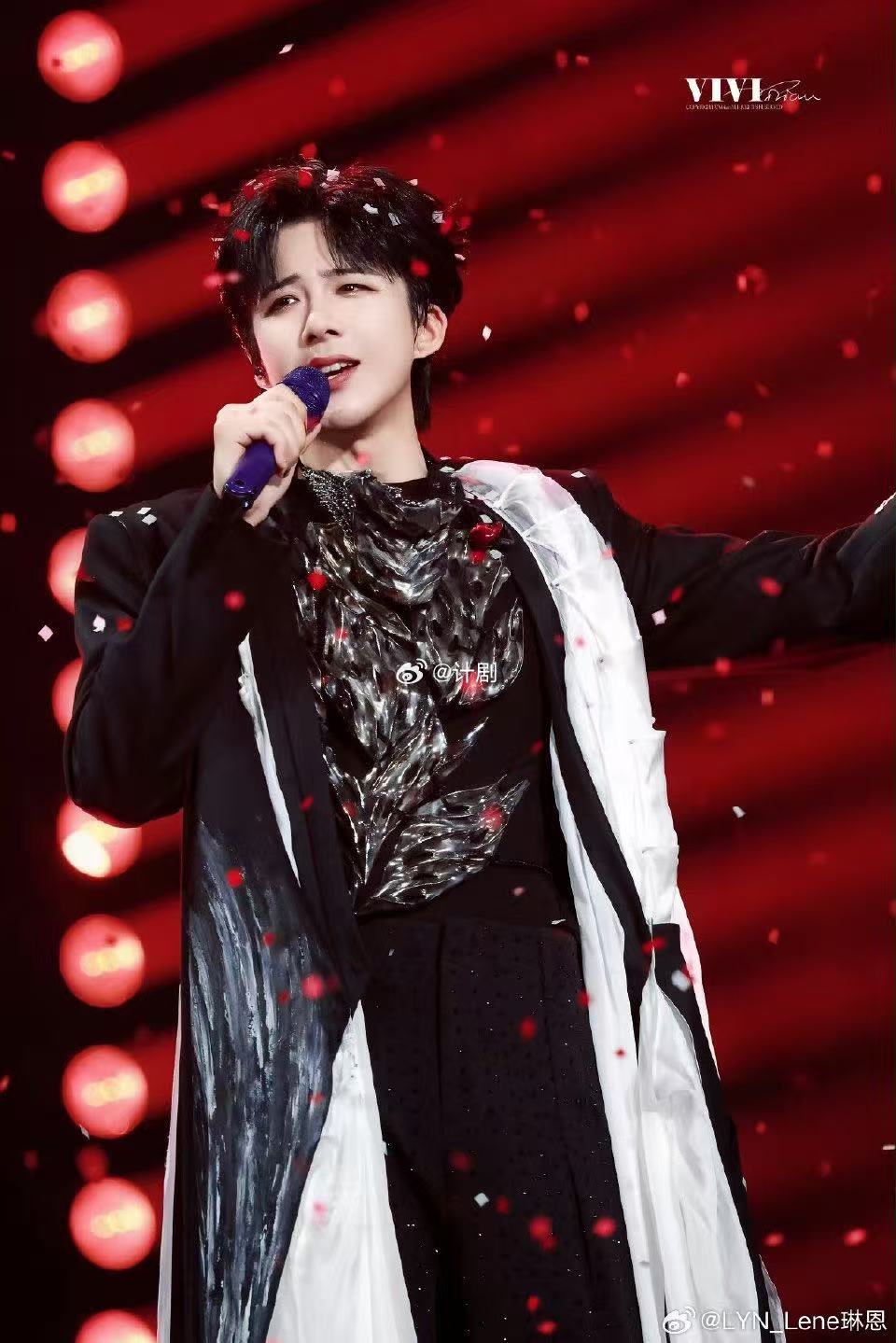 刘宇宁腿长走的就是快刘宇宁南京站彩蛋 南京站海报一出又被腿长震撼到，一步迈上升降