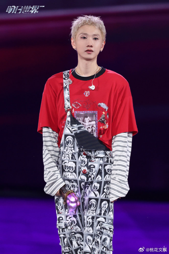 汪苏泷撤回一个走位 这演唱会小插曲太有梗！他唱嗨了脚步不受控走超位置，下一秒就反