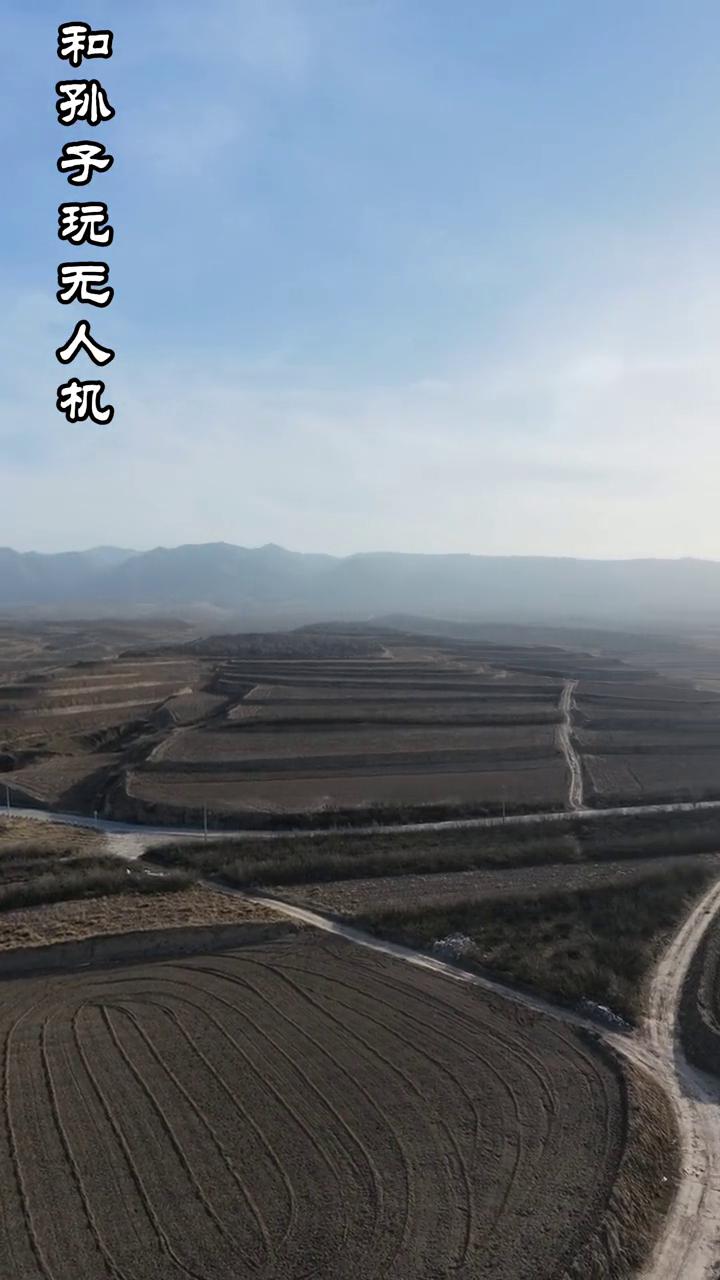 和孙子玩无人机。