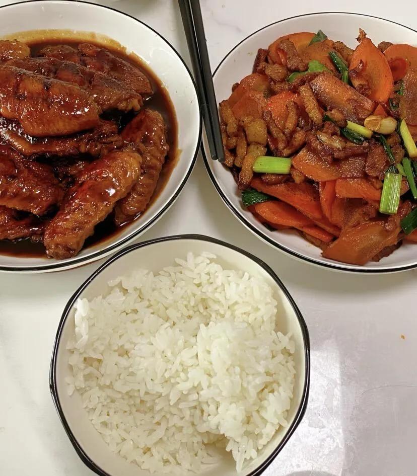 我怎么感觉自己做饭比点外卖更贵呀
鸡翅18块，还有一些青菜肉啥的
两三个菜左右