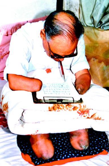 1950年，长津湖战役中，17岁的朱彦夫重伤昏迷，被美军补刀划开肚子，疼醒之后他